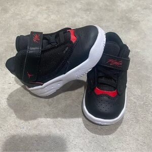 Jordan Kids Max Aura 4 Black and Red Sneakers Like New Sz 5c